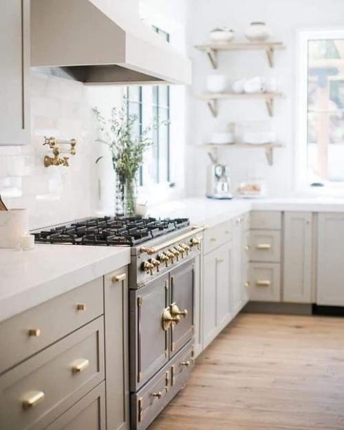 Бежевый цвет - идеальный вариант для кухни. 01