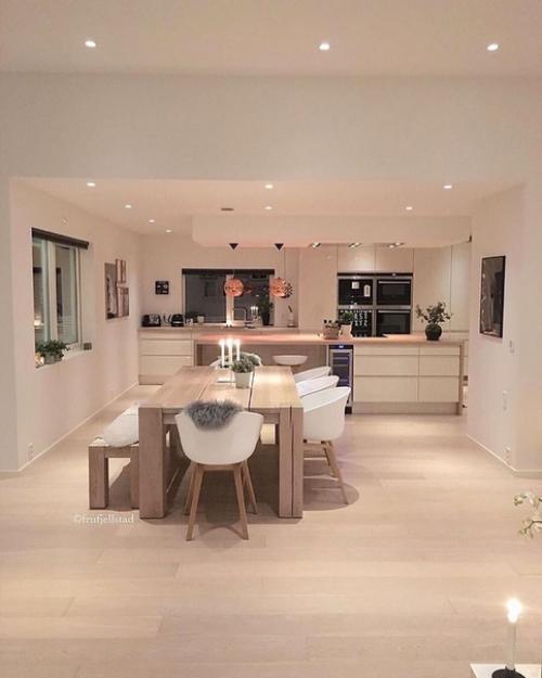 Скандинавский стиль.  Сочетание белого и дерева помогает создать ощущение тепла и уюта, особенно в вечернее время.