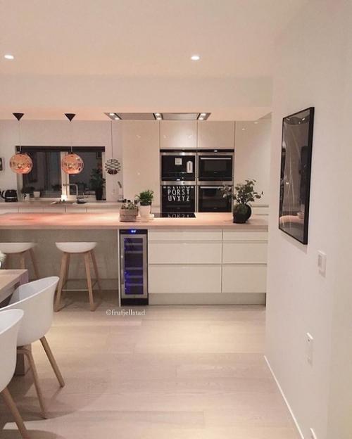 Скандинавский стиль.  Сочетание белого и дерева помогает создать ощущение тепла и уюта, особенно в вечернее время. 02