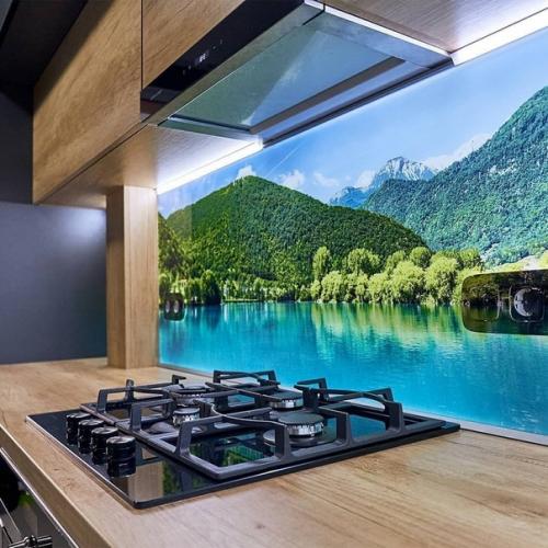 Несмотря на то, что многие критикуют кухонные фартуки такого плана, я рискнула и сделала у себя. 06