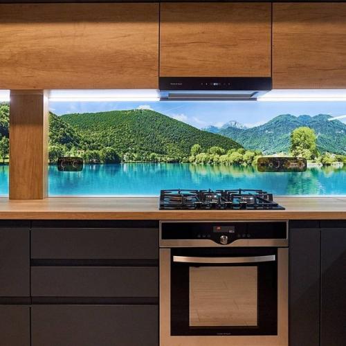 Несмотря на то, что многие критикуют кухонные фартуки такого плана, я рискнула и сделала у себя. 01