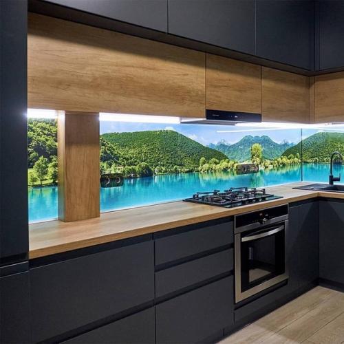 Несмотря на то, что многие критикуют кухонные фартуки такого плана, я рискнула и сделала у себя.