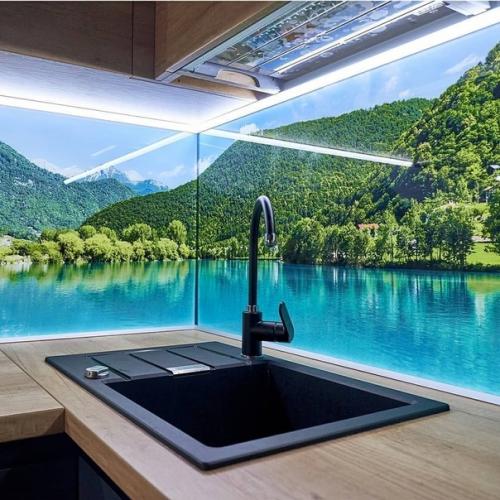 Несмотря на то, что многие критикуют кухонные фартуки такого плана, я рискнула и сделала у себя. 03