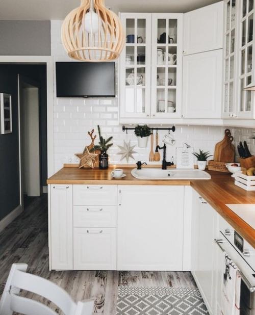 Четыре светлые кухни.