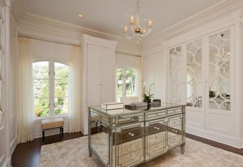 Зеркальная мебель - интересный способ визуально увеличить пространство в комнате. 04