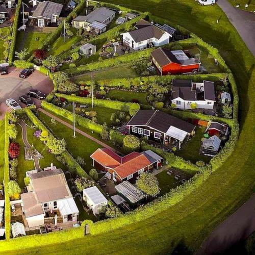 Какая красота!  Вот бы у нас такие поселки строили.