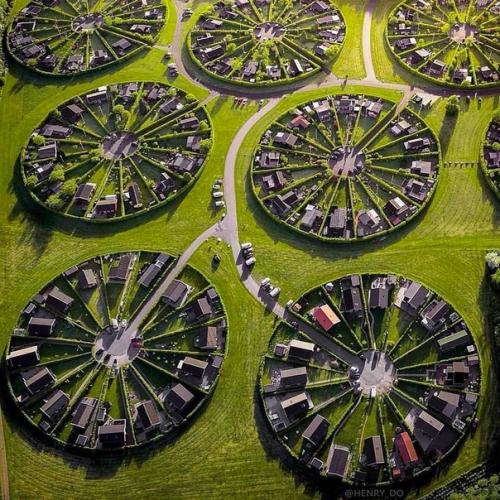 Какая красота!  Вот бы у нас такие поселки строили. 01