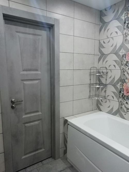 Серая ванная с цветочными акцентами. 01