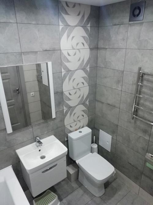 Серая ванная с цветочными акцентами. 02