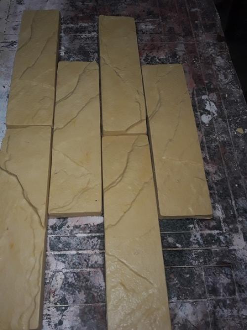 Себе декоративный камушек из гипса в желтом цвете залил.