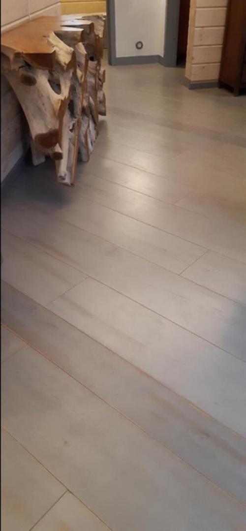 Красивый состаренный дубовый пол на картинке (серая эмаль. 01