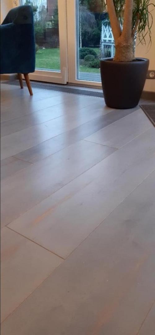 Красивый состаренный дубовый пол на картинке (серая эмаль. 02