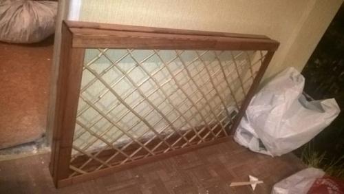 Подоконник с газоном, деревянное обрамление окна и экран на батарею из бамбука своими руками. 02