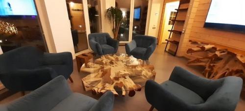 Красивый состаренный дубовый пол на картинке (серая эмаль.