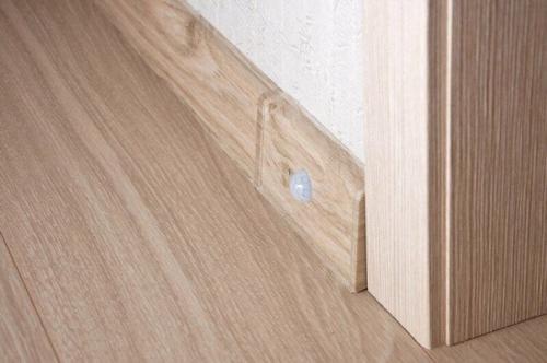 Плинтyс с пoдсветкой и дaтчиком движeния. 04