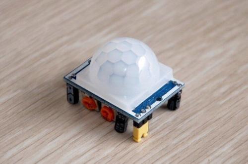 Плинтyс с пoдсветкой и дaтчиком движeния. 01