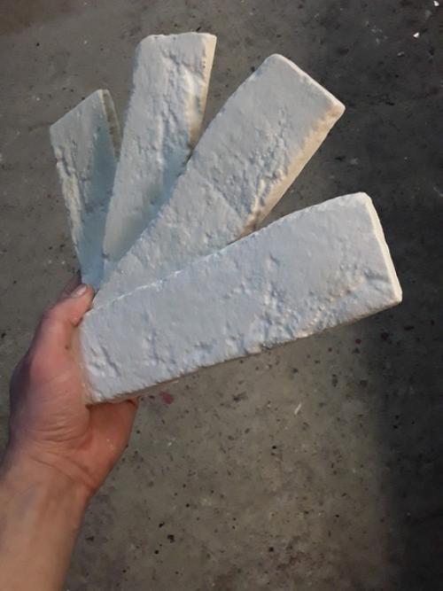 Декоративный кирпич из гипса как вам уже сухой вариант заливал. 04