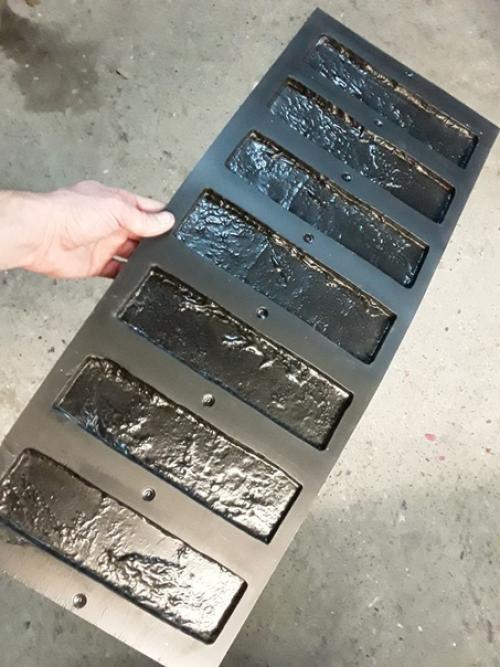 Декоративный кирпич из гипса как вам уже сухой вариант заливал.