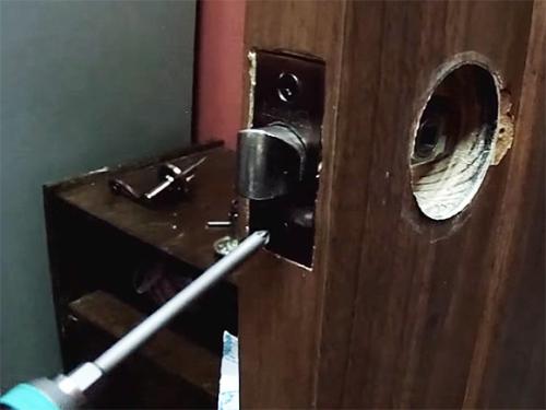 Как разобрать дверную ручку сириус. Как разобрать дверную ручку межкомнатной двери типа кноб