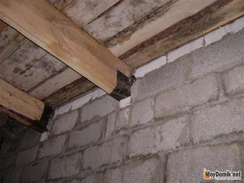 Перекрытие цокольное по деревянным балкам. Инструкция по утеплению деревянных перекрытий над холодным подвалом (поверх балок) 06