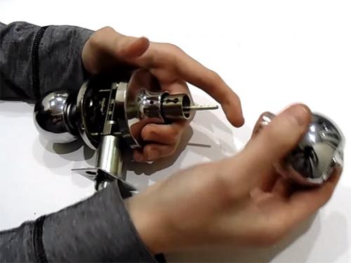 Как разобрать дверную ручку сириус. Как разобрать дверную ручку межкомнатной двери типа кноб