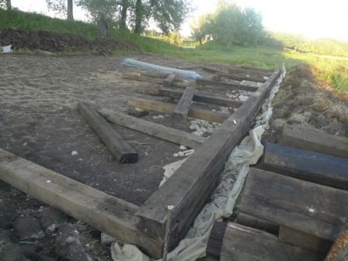 Фундамент для сарая из шпал. Фундамент из шпал: делать или нет?