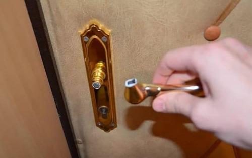 Замена ручки входной металлической двери. Как снять ручку с железной входной двери?