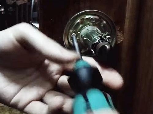 Как разобрать дверную ручку сириус. Как разобрать дверную ручку межкомнатной двери типа кноб