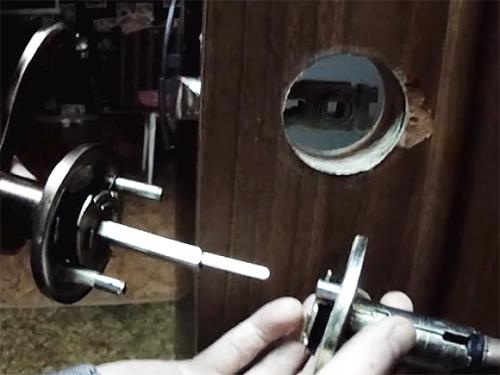 Как разобрать дверную ручку сириус. Как разобрать дверную ручку межкомнатной двери типа кноб