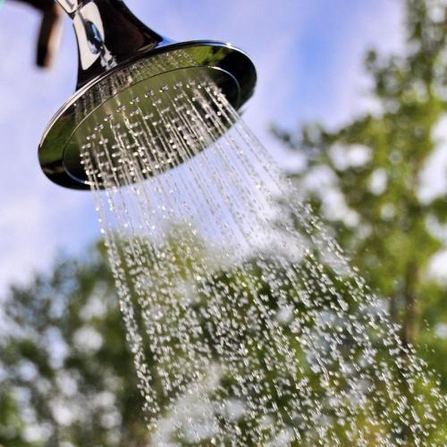 Летний душ с раздевалкой размеры. Летний душ –, как построить для дачи своими руками? Идеи, чертежи и лучшие проекты (85 фото)