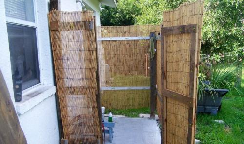 Летний душ с раздевалкой размеры. Летний душ –, как построить для дачи своими руками? Идеи, чертежи и лучшие проекты (85 фото)