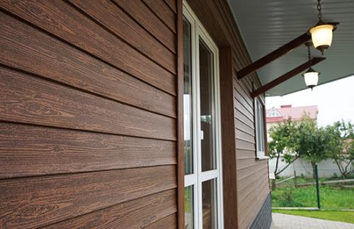 Гараж обшитый сайдингом под дерево. Виды сайдинга под дерево