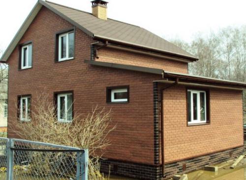 Гараж обшитый сайдингом под камень. 