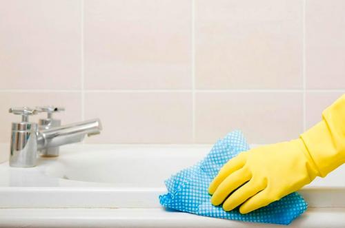 Почернел потолок в ванной. Плесень на потолке в ванной, как избавиться: эффективное устранение