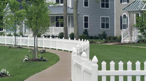 Красивые заборы из пластика. Пластиковый забор: преимущества и недостатки