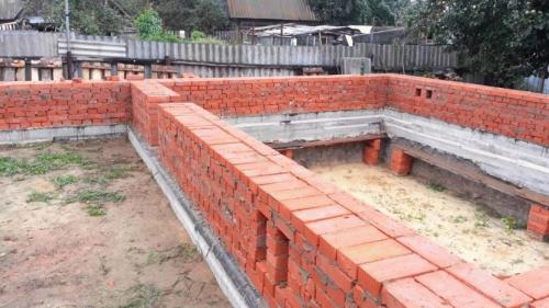 Чем лучше поднять цоколь. Как поднять кирпичом цоколь на бетонном фундаменте