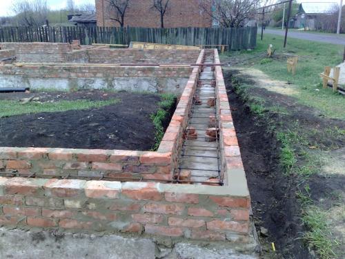 Чем лучше поднять цоколь. Как поднять кирпичом цоколь на бетонном фундаменте