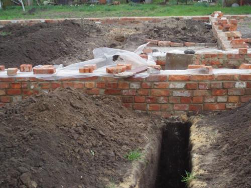 Чем лучше поднять цоколь. Как поднять кирпичом цоколь на бетонном фундаменте