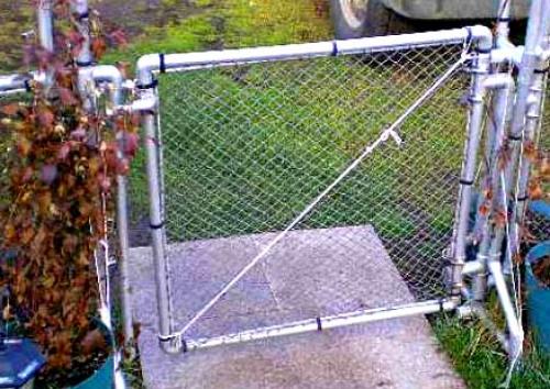 Забор из ПВХ труб. Положительные и отрицательные стороны пластиковых заборов