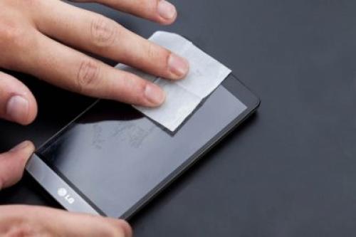 Как наклеить защитное стекло с жидкостью. Как самостоятельно наклеить стекло на свой телефон в домашних условиях – подробная пошаговая инструкция