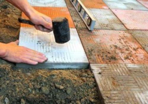 Как делать дорожки из плитки.  Планировка и разбивка дорожки 09