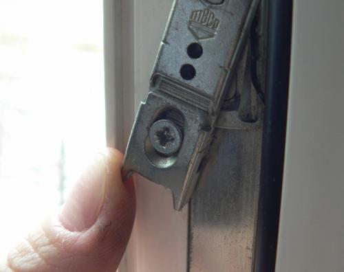 Ручка окна не поворачивается. Поломки и деформация блокиратора: ручка окна не поворачивается вверх, вниз и в сторону