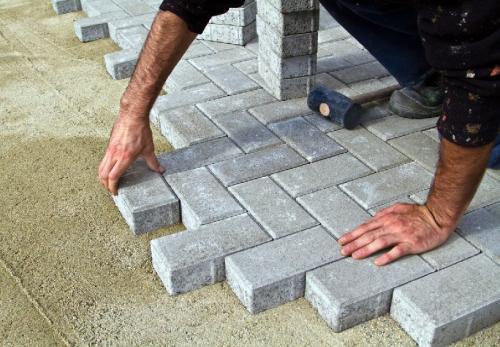 Как сделать дорожку из плитки на даче. Особенности мощения