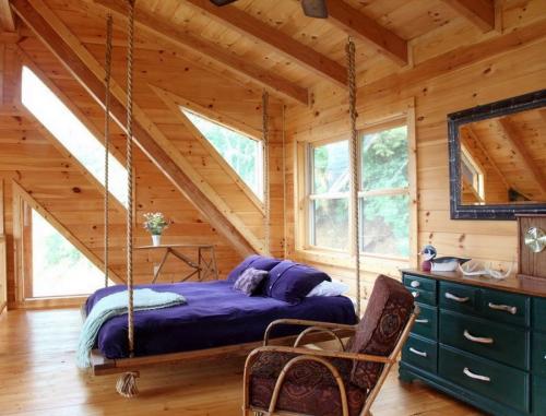 Подвесные кровати в интерьере 01