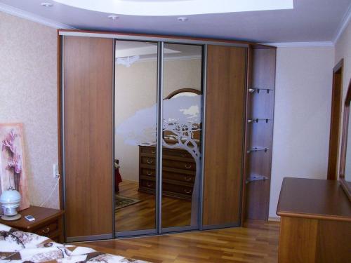 Угловые шкафы купе для гостинной. Преимущества и недостатки угловых шкафов-купе в гостиной