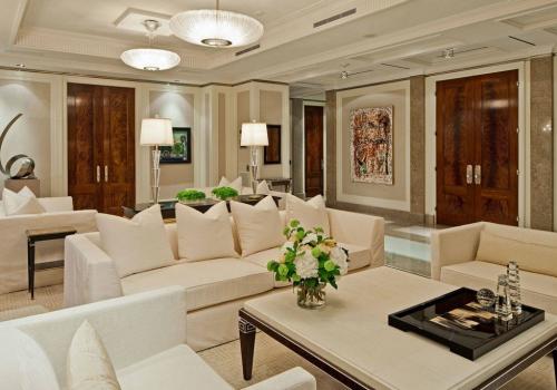 Завершающий штрих идеального интерьера: выбираем самые красивые люстры в гостиную 07