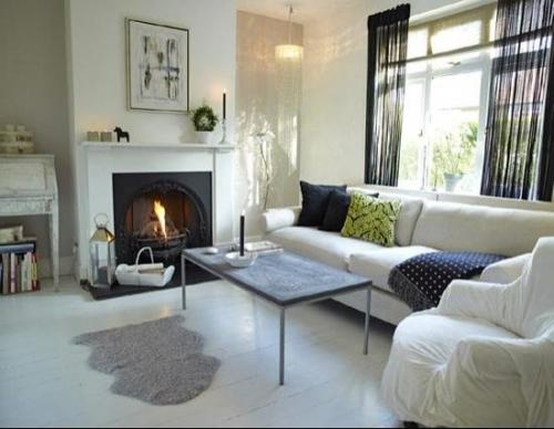 Камин в интерьере гостиной 06