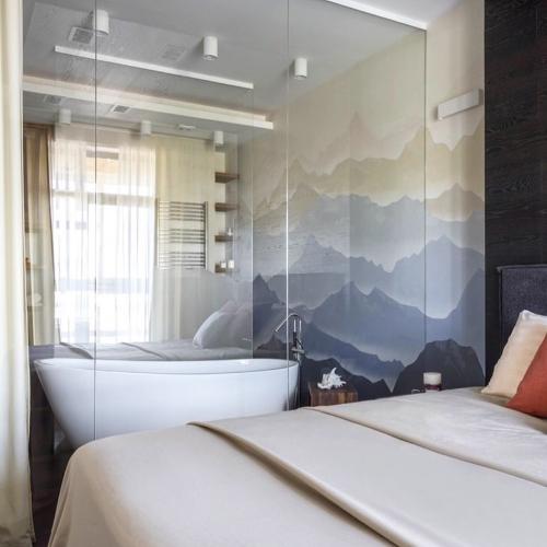 Интересная роспись на стене в спальне 01