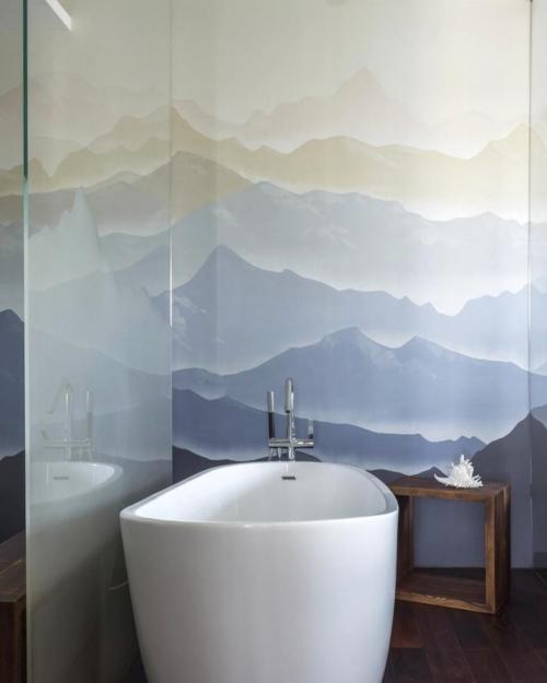 Интересная роспись на стене в спальне 02