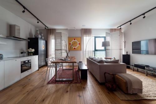 Интересный дизайн квартиры в белом цвете с яркими акцентами 04